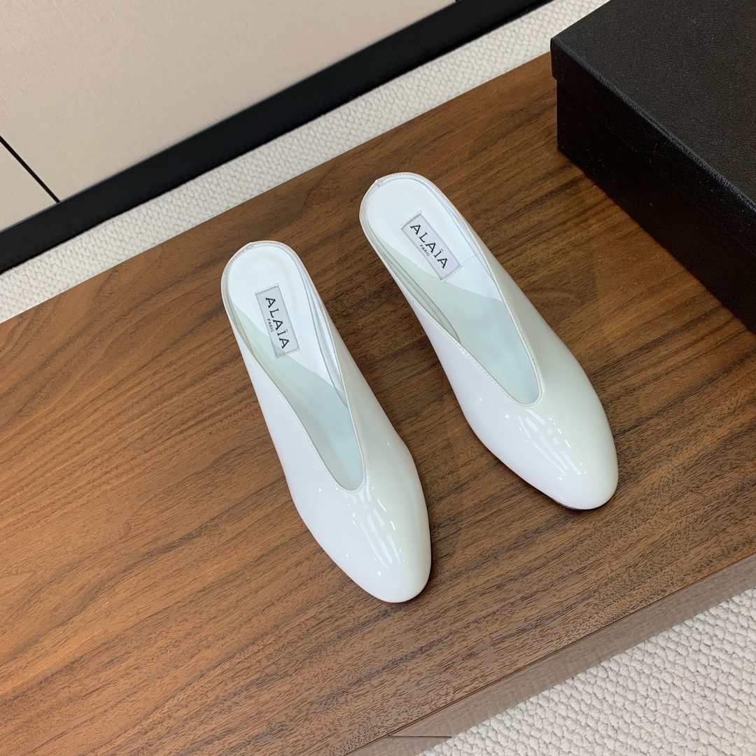 【Alaia】水台高跟拖鞋。精致优雅的同时，还具有时髦感。上脚真的太爱啦。鞋面漆皮，羊皮垫脚。橡胶底。跟
