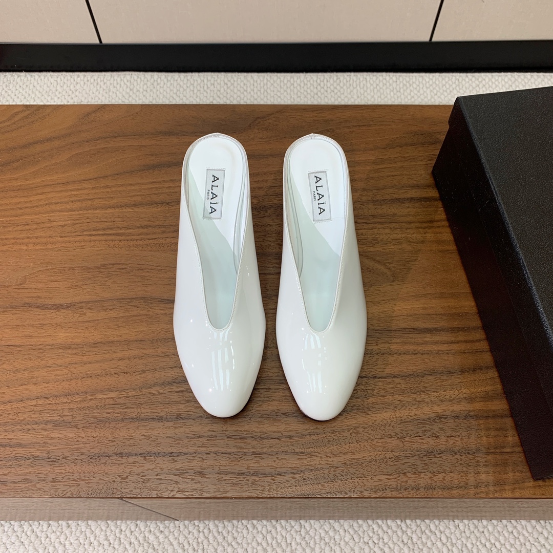 【Alaia】水台高跟拖鞋。精致优雅的同时，还具有时髦感。上脚真的太爱啦。鞋面漆皮，羊皮垫脚。橡胶底。跟