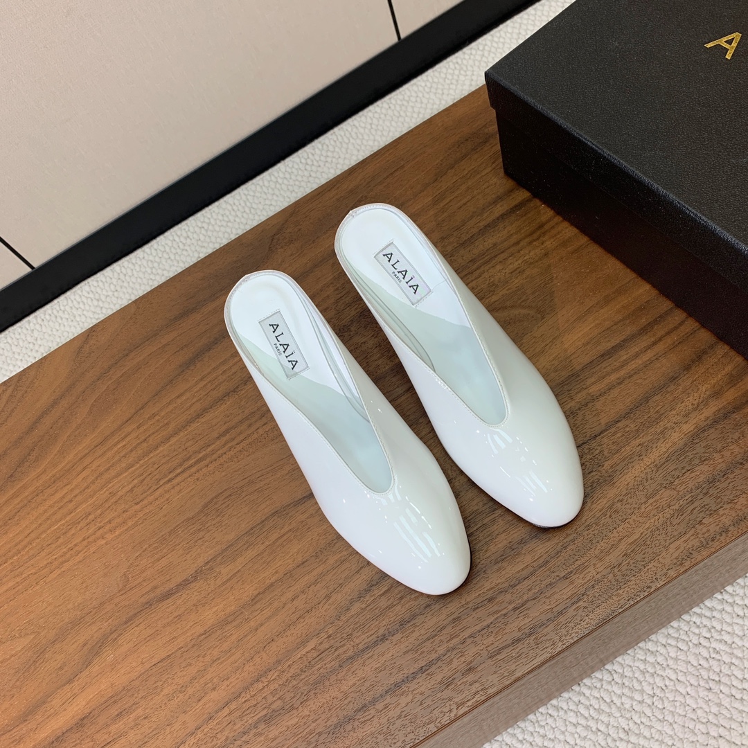 【Alaia】水台高跟拖鞋。精致优雅的同时，还具有时髦感。上脚真的太爱啦。鞋面漆皮，羊皮垫脚。橡胶底。跟