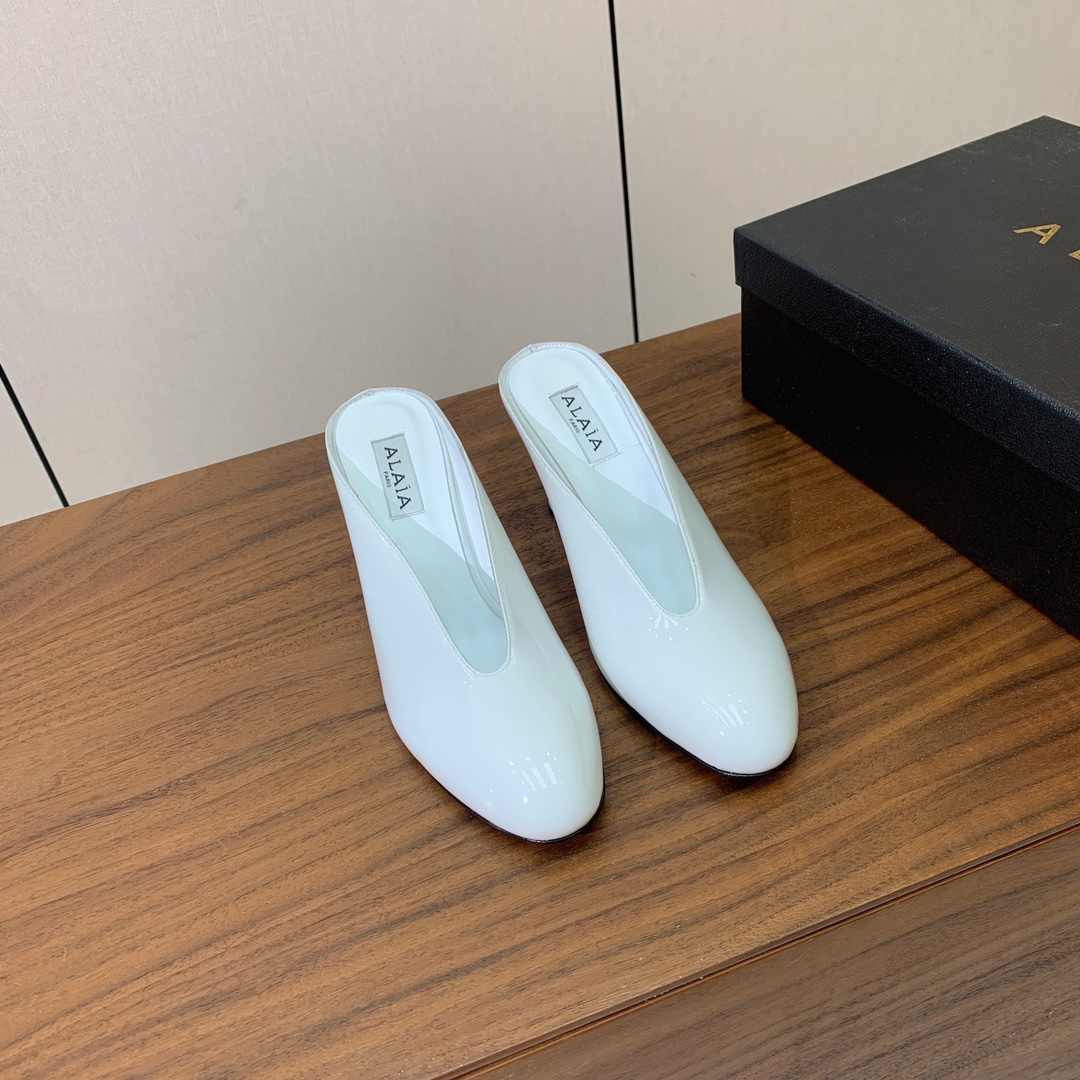 【Alaia】水台高跟拖鞋。精致优雅的同时，还具有时髦感。上脚真的太爱啦。鞋面漆皮，羊皮垫脚。橡胶底。跟
