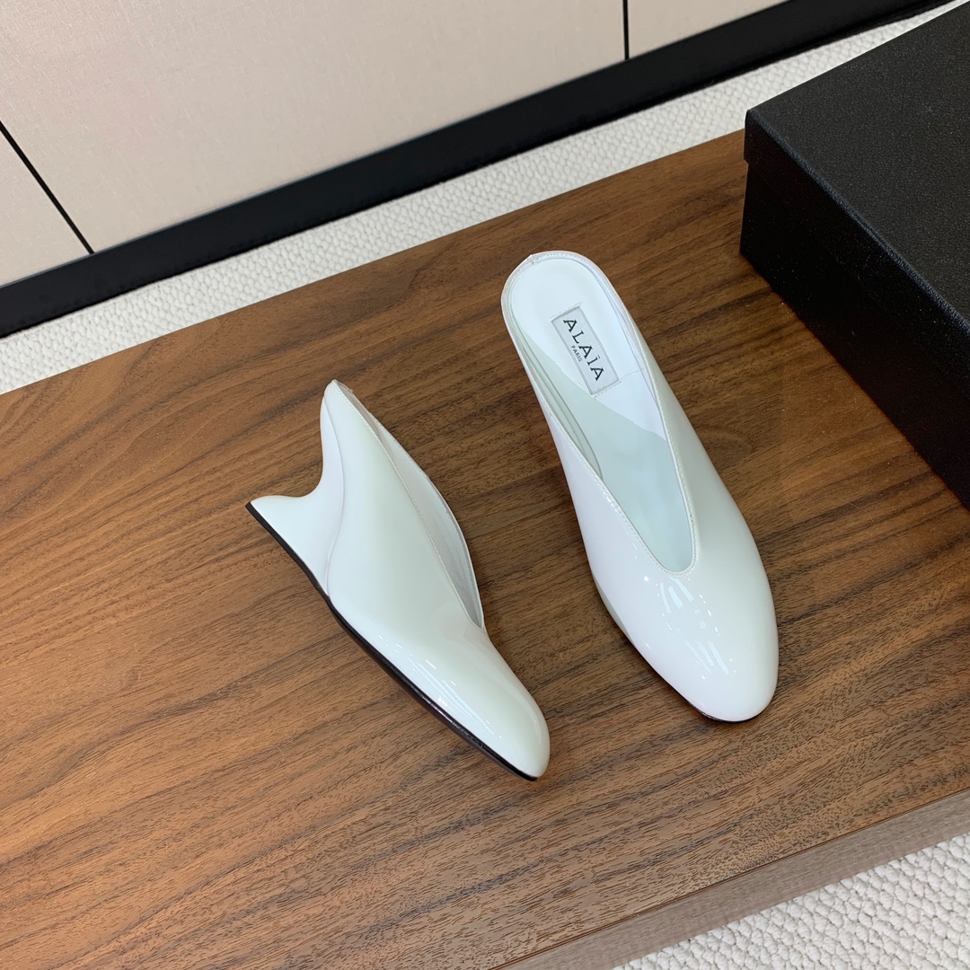 【Alaia】水台高跟拖鞋。精致优雅的同时，还具有时髦感。上脚真的太爱啦。鞋面漆皮，羊皮垫脚。橡胶底。跟