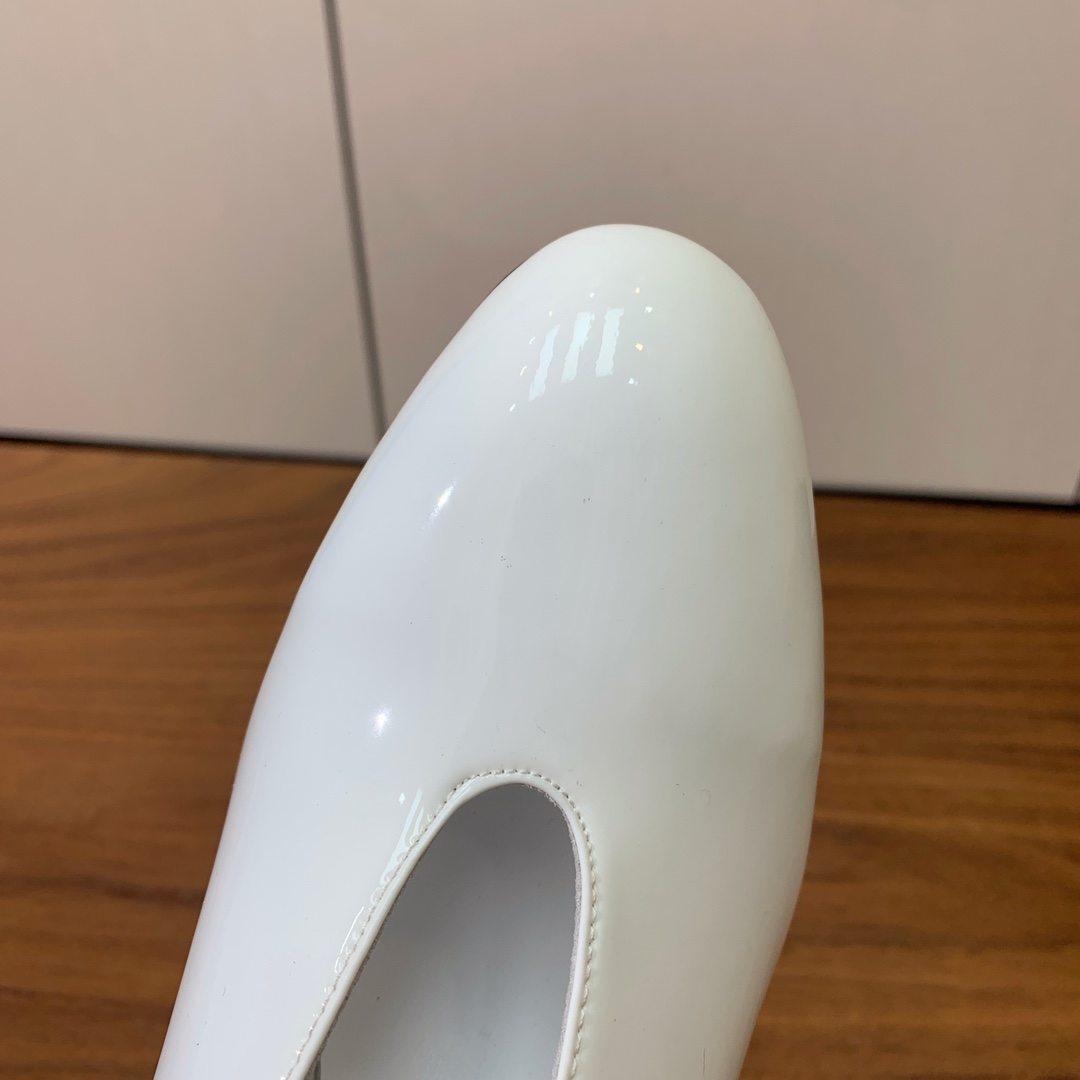 【Alaia】水台高跟拖鞋。精致优雅的同时，还具有时髦感。上脚真的太爱啦。鞋面漆皮，羊皮垫脚。橡胶底。跟