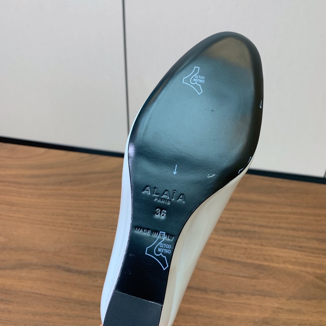 【Alaia】水台高跟拖鞋。精致优雅的同时，还具有时髦感。上脚真的太爱啦。鞋面漆皮，羊皮垫脚。橡胶底。跟