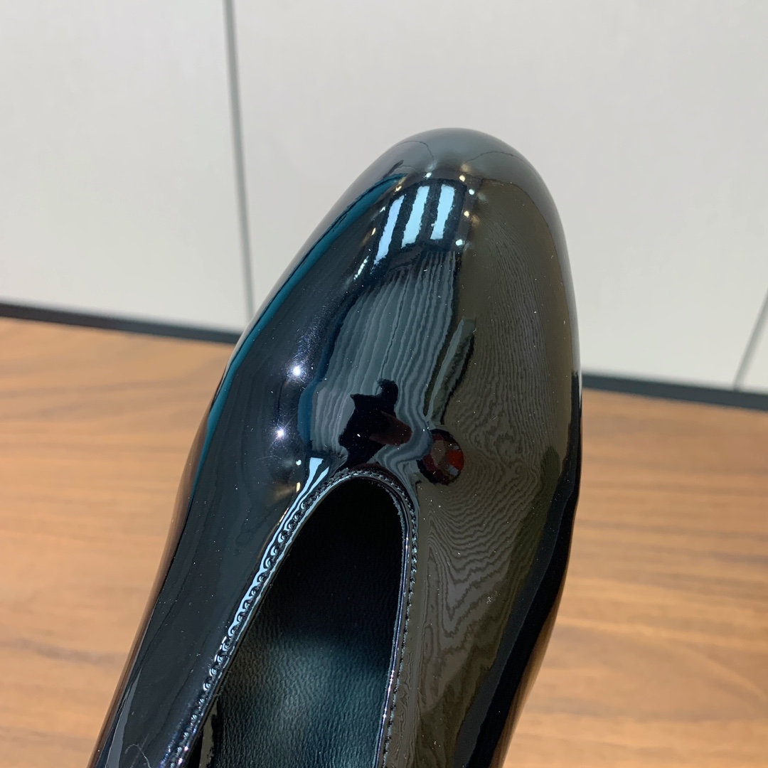【Alaia】水台高跟拖鞋。精致优雅的同时，还具有时髦感。上脚真的太爱啦。鞋面漆皮，羊皮垫脚。橡胶底。跟
