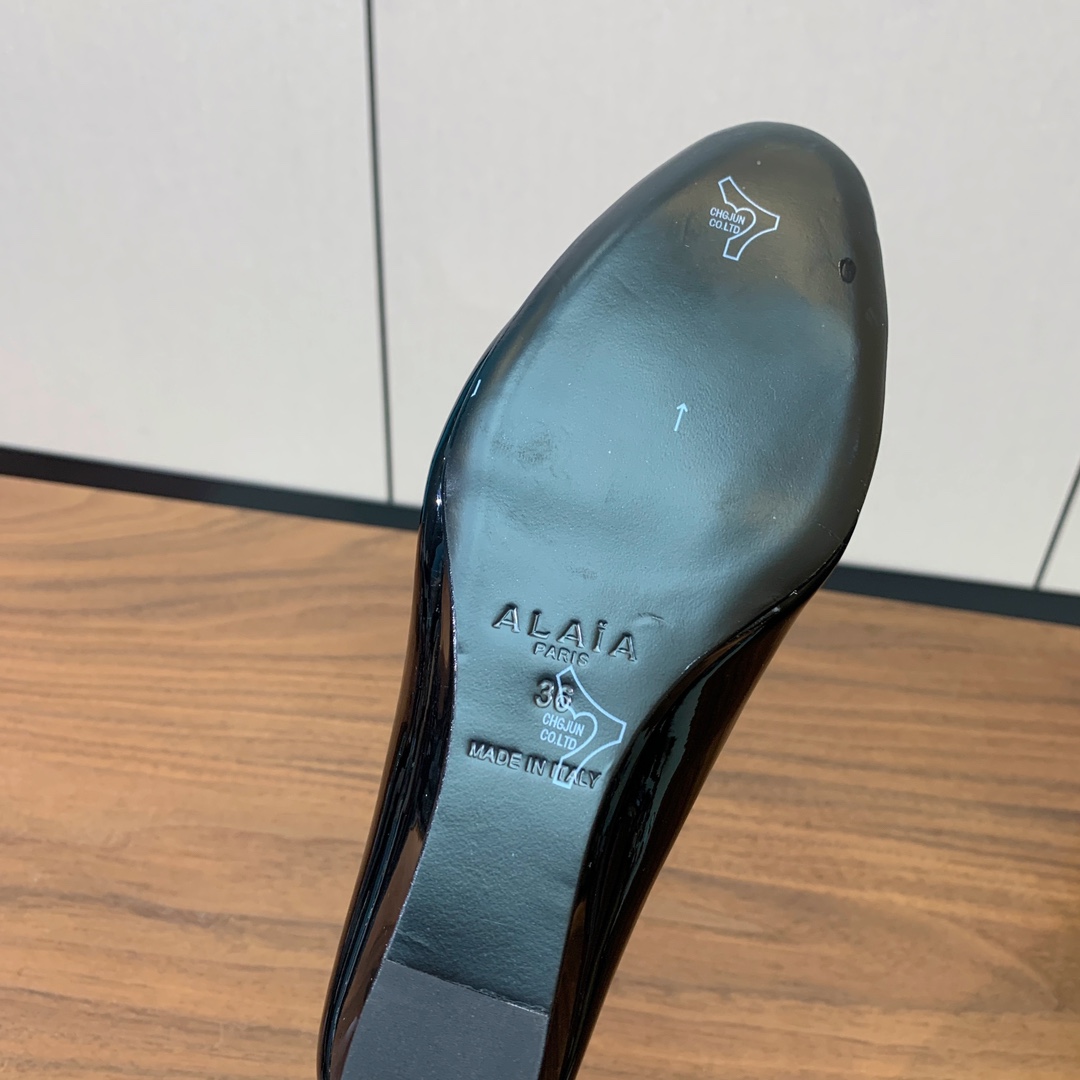 【Alaia】水台高跟拖鞋。精致优雅的同时，还具有时髦感。上脚真的太爱啦。鞋面漆皮，羊皮垫脚。橡胶底。跟