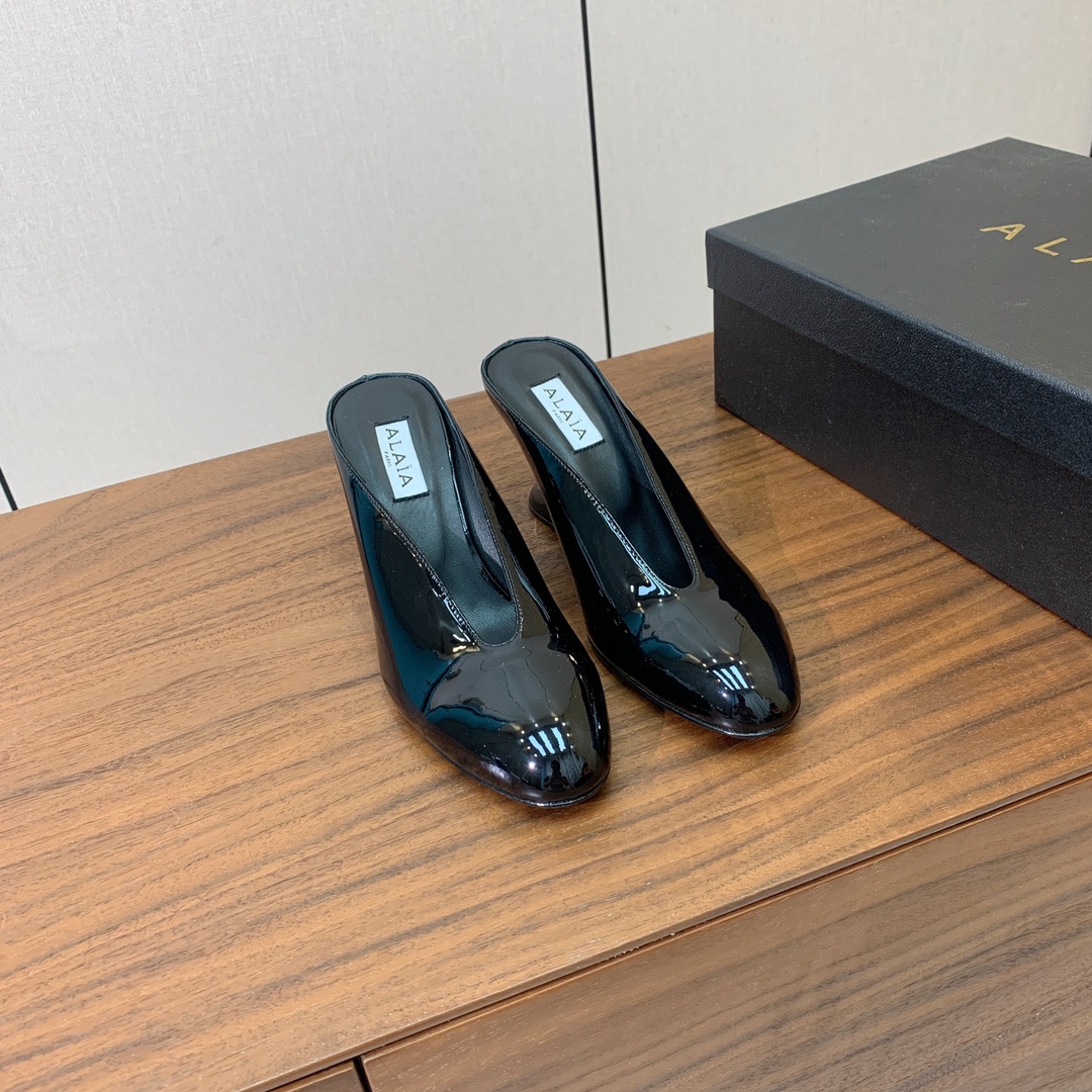 【Alaia】水台高跟拖鞋。精致优雅的同时，还具有时髦感。上脚真的太爱啦。鞋面漆皮，羊皮垫脚。橡胶底。跟