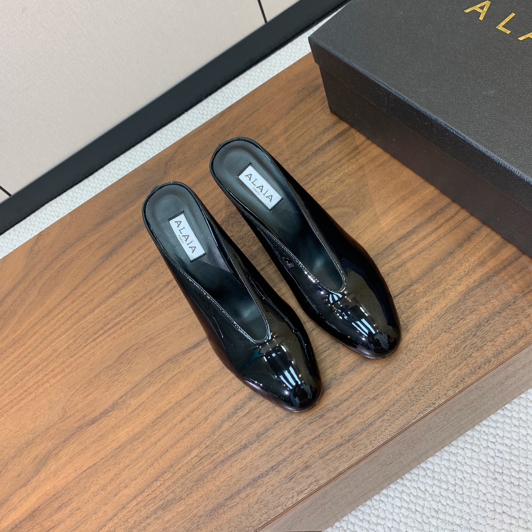 【Alaia】水台高跟拖鞋。精致优雅的同时，还具有时髦感。上脚真的太爱啦。鞋面漆皮，羊皮垫脚。橡胶底。跟