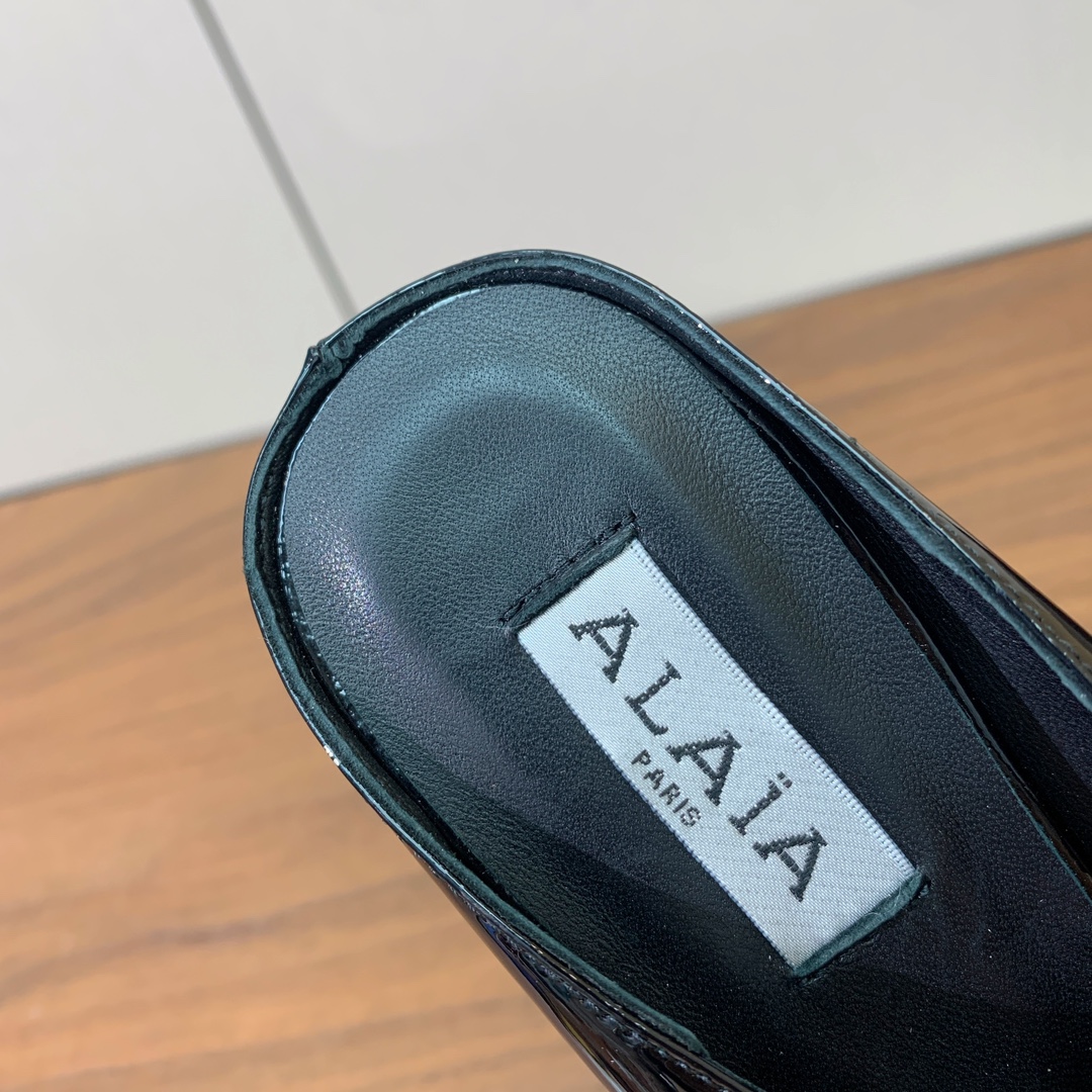 【Alaia】水台高跟拖鞋。精致优雅的同时，还具有时髦感。上脚真的太爱啦。鞋面漆皮，羊皮垫脚。橡胶底。跟