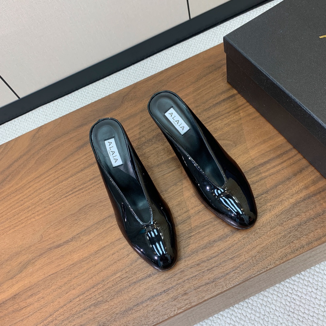 【Alaia】水台高跟拖鞋。精致优雅的同时，还具有时髦感。上脚真的太爱啦。鞋面漆皮，羊皮垫脚。橡胶底。跟