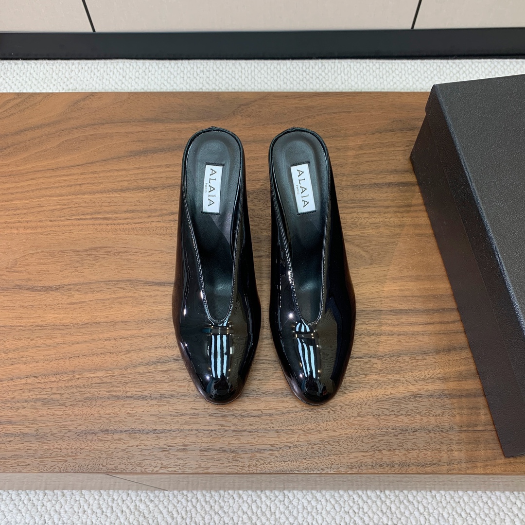 【Alaia】水台高跟拖鞋。精致优雅的同时，还具有时髦感。上脚真的太爱啦。鞋面漆皮，羊皮垫脚。橡胶底。跟