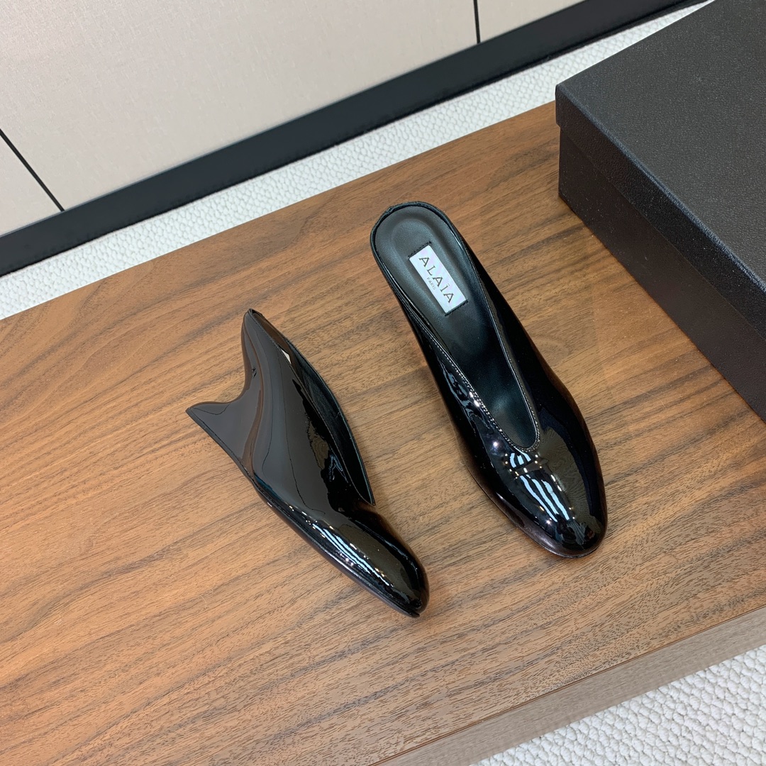 【Alaia】水台高跟拖鞋。精致优雅的同时，还具有时髦感。上脚真的太爱啦。鞋面漆皮，羊皮垫脚。橡胶底。跟