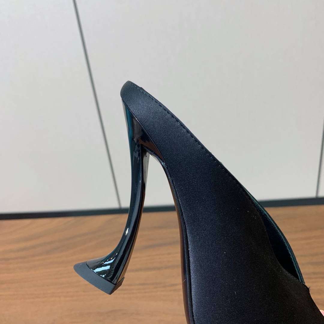 【Lanvin】高跟拖鞋。优雅风格、创造不一样的感觉。鞋面真丝、开边珠。羊皮垫脚，真皮大底。跟高10cm
