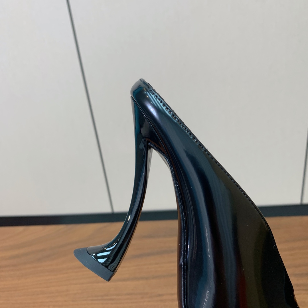 【Lanvin】高跟拖鞋。优雅风格、创造不一样的感觉。鞋面真丝、开边珠。羊皮垫脚，真皮大底。跟高10cm