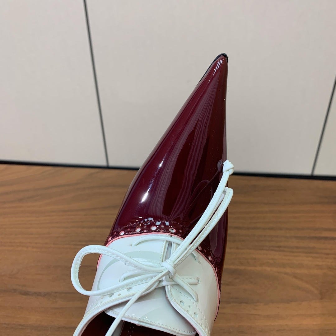 【Alaia】走秀款高跟鞋。精致优雅的同时，还具有时髦感，穿上它日常与与高级奢华驾驭自如，上脚真的太爱啦