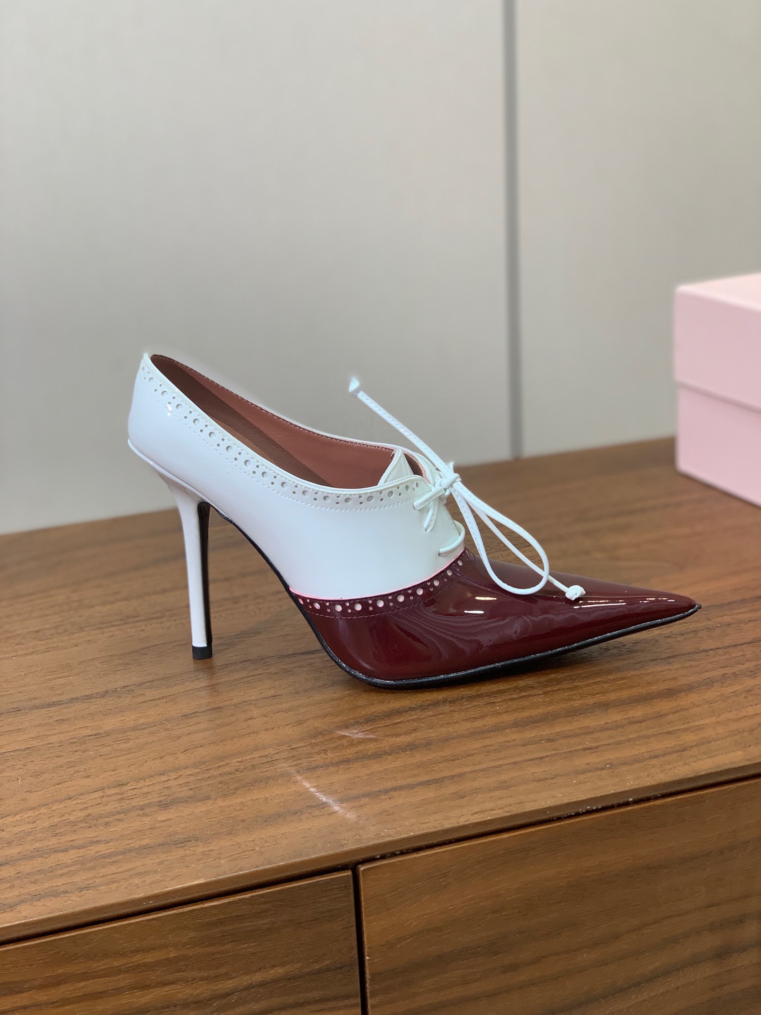【Alaia】走秀款高跟鞋。精致优雅的同时，还具有时髦感，穿上它日常与与高级奢华驾驭自如，上脚真的太爱啦