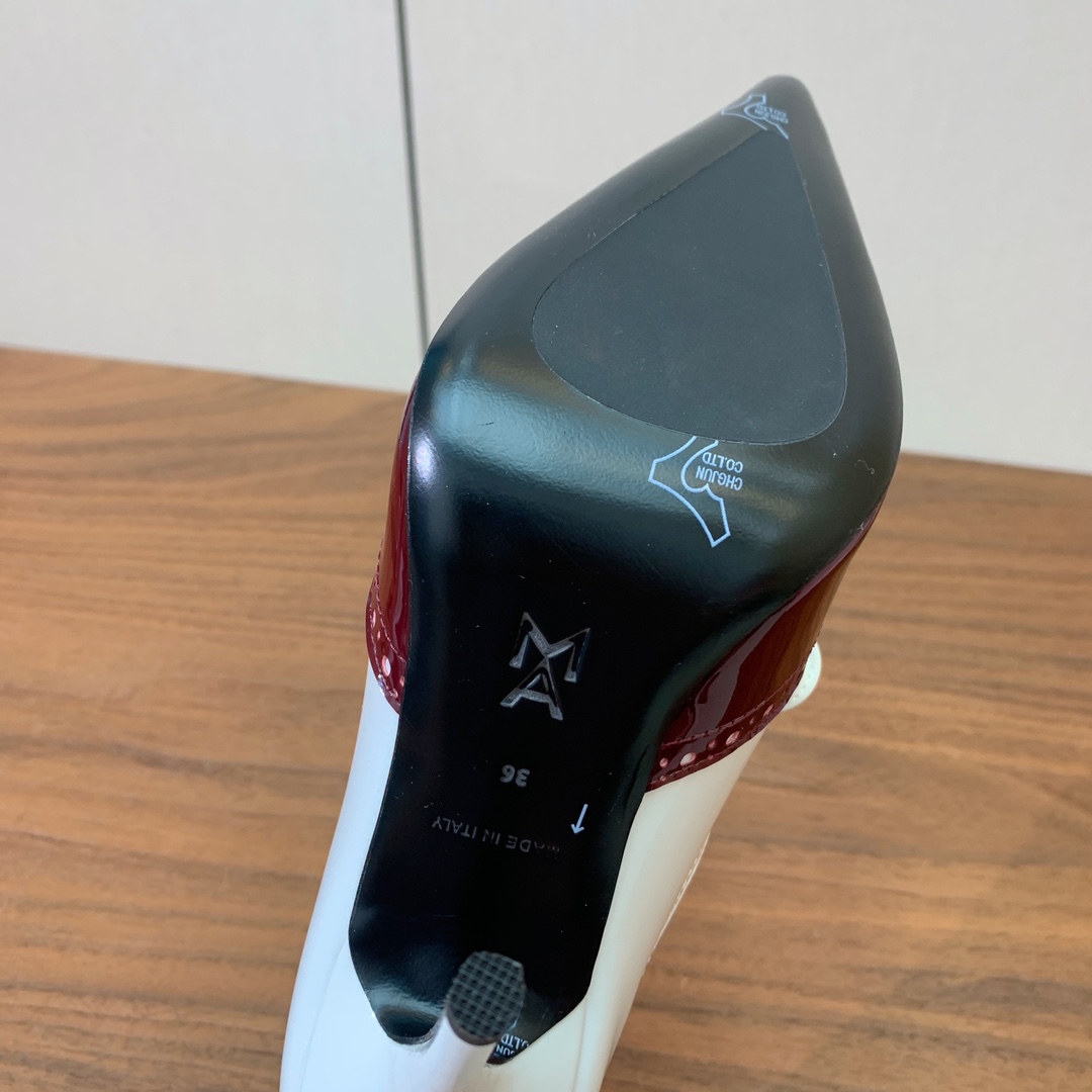 【Alaia】走秀款高跟鞋。精致优雅的同时，还具有时髦感，穿上它日常与与高级奢华驾驭自如，上脚真的太爱啦
