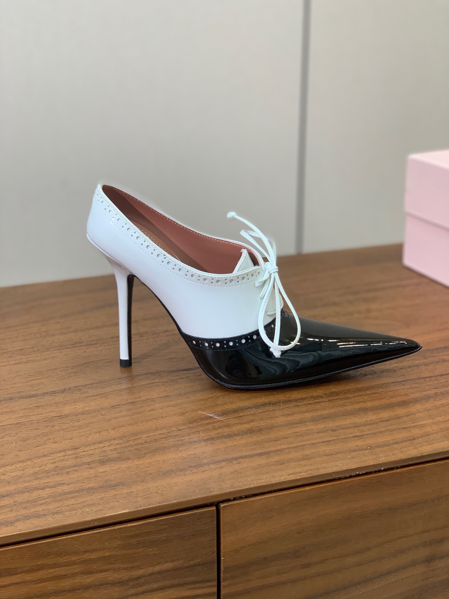 【Alaia】走秀款高跟鞋。精致优雅的同时，还具有时髦感，穿上它日常与与高级奢华驾驭自如，上脚真的太爱啦