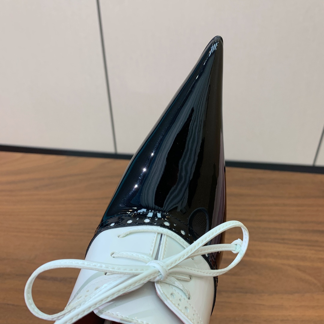 【Alaia】走秀款高跟鞋。精致优雅的同时，还具有时髦感，穿上它日常与与高级奢华驾驭自如，上脚真的太爱啦