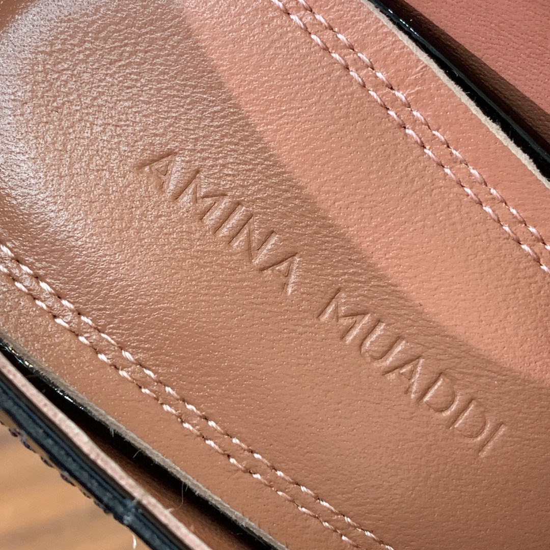 【Alaia】走秀款高跟鞋。精致优雅的同时，还具有时髦感，穿上它日常与与高级奢华驾驭自如，上脚真的太爱啦
