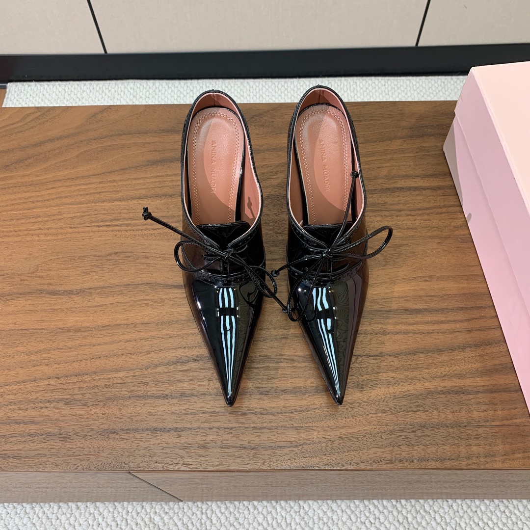 【Alaia】走秀款高跟鞋。精致优雅的同时，还具有时髦感，穿上它日常与与高级奢华驾驭自如，上脚真的太爱啦