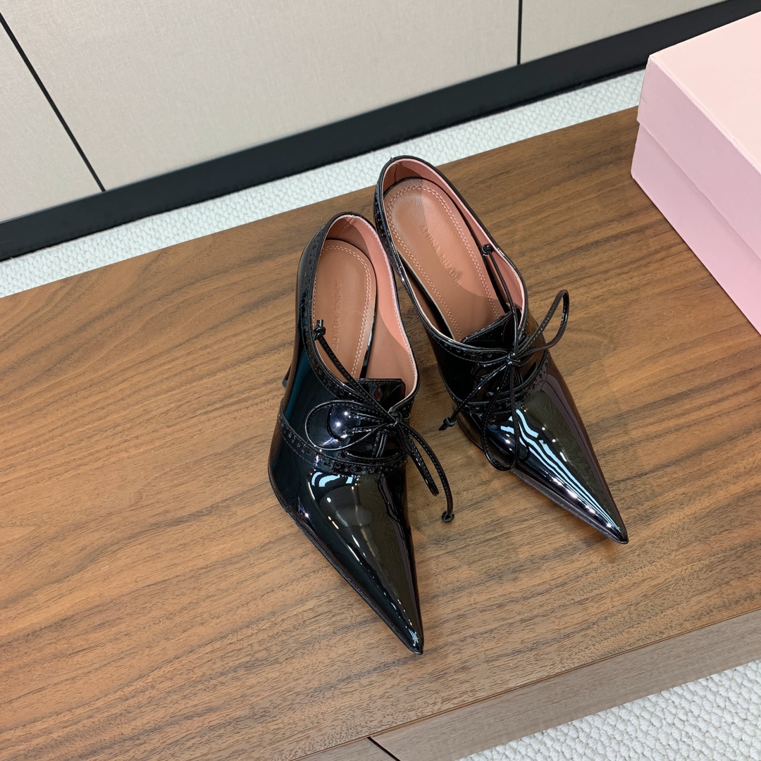 【Alaia】走秀款高跟鞋。精致优雅的同时，还具有时髦感，穿上它日常与与高级奢华驾驭自如，上脚真的太爱啦