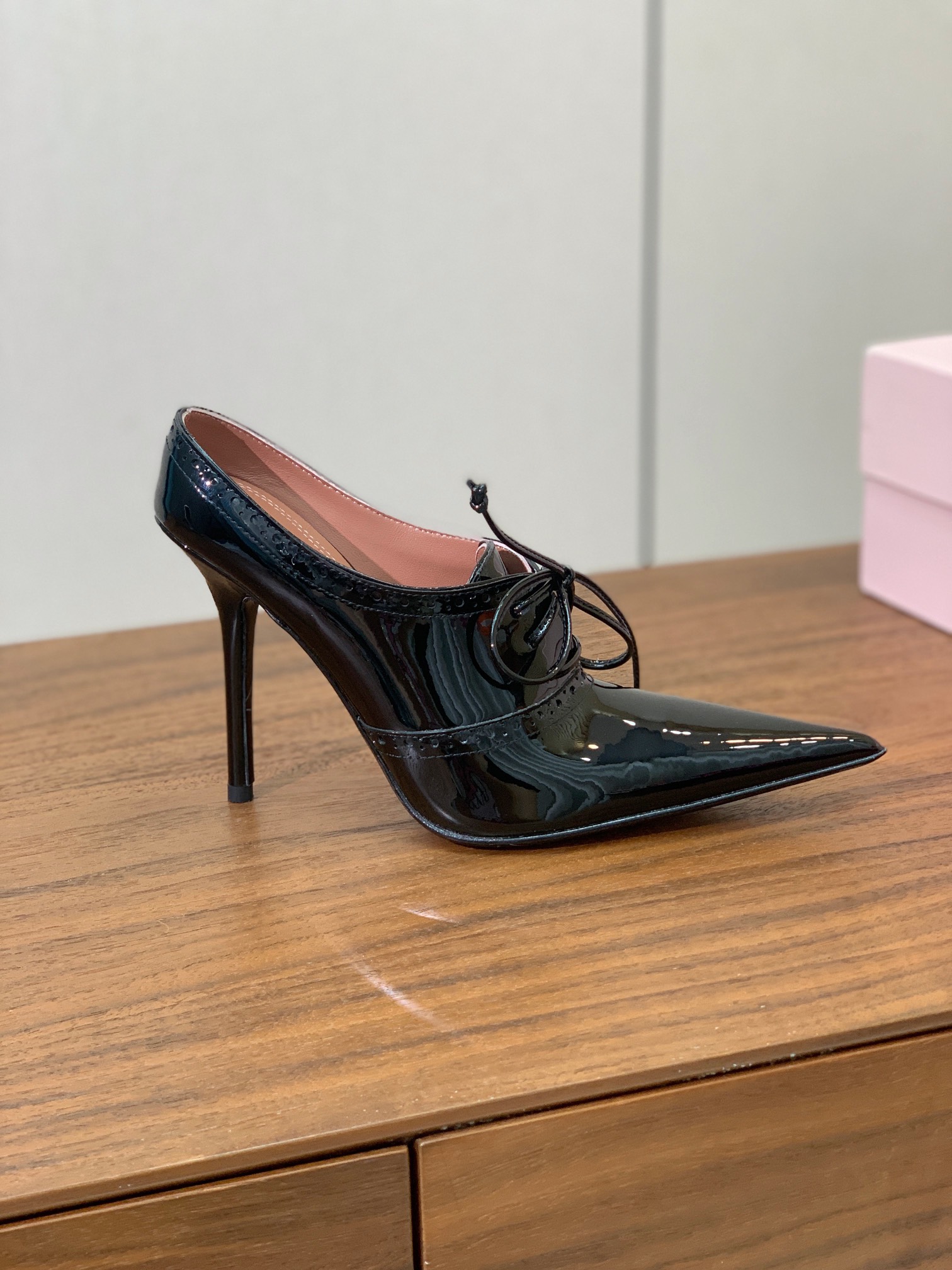 【Alaia】走秀款高跟鞋。精致优雅的同时，还具有时髦感，穿上它日常与与高级奢华驾驭自如，上脚真的太爱啦