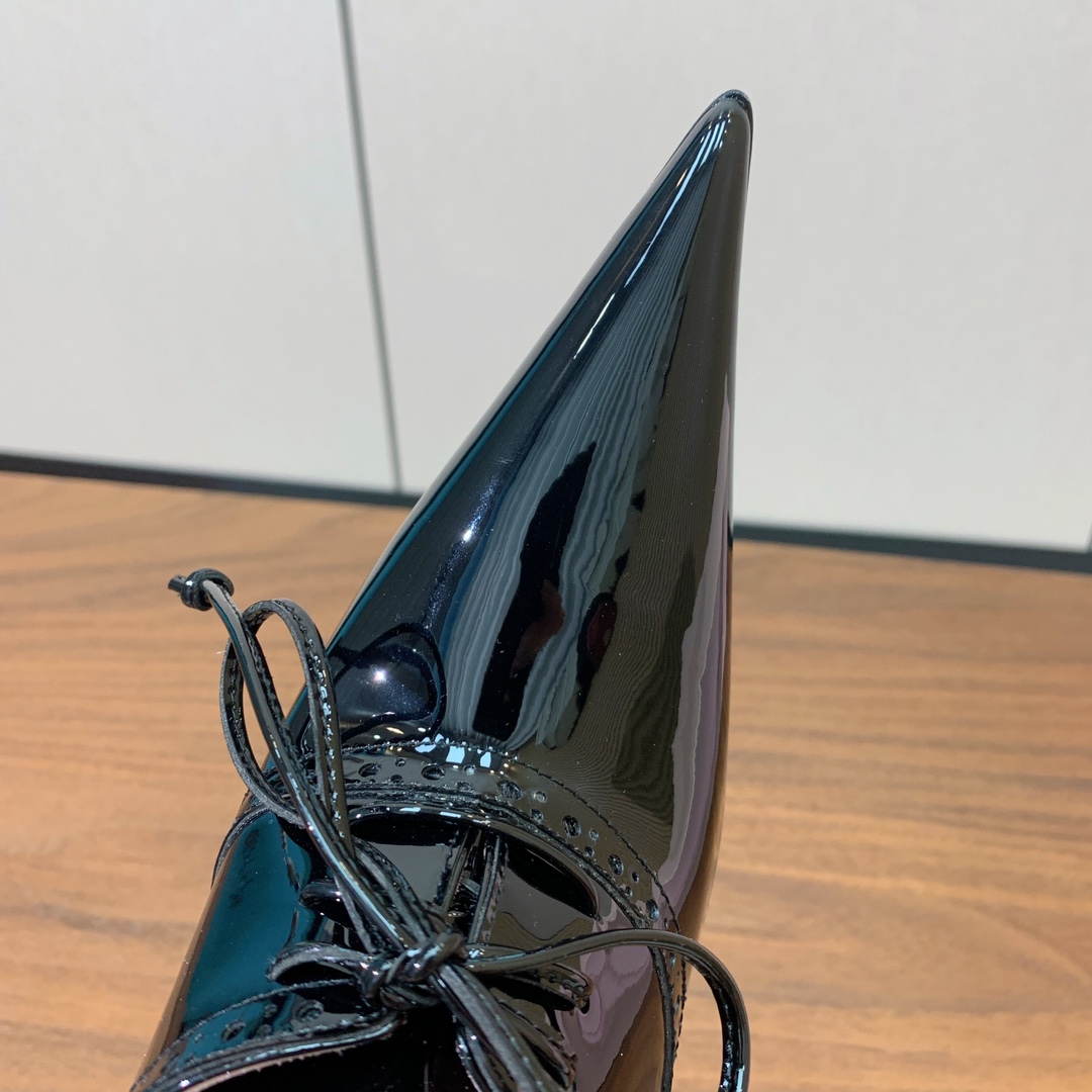 【Alaia】走秀款高跟鞋。精致优雅的同时，还具有时髦感，穿上它日常与与高级奢华驾驭自如，上脚真的太爱啦