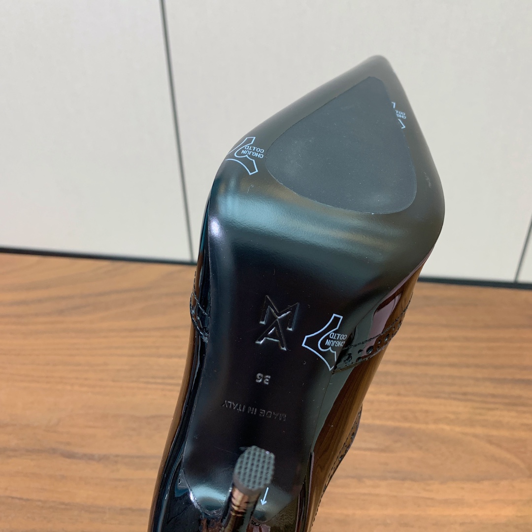 【Alaia】走秀款高跟鞋。精致优雅的同时，还具有时髦感，穿上它日常与与高级奢华驾驭自如，上脚真的太爱啦