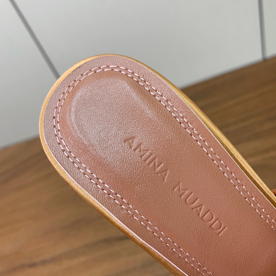 【Amina Muaddi】 钻链拖鞋、凉鞋。优雅风格，创造不一样的感觉。羊皮垫脚，注塑真皮大底。跟高1