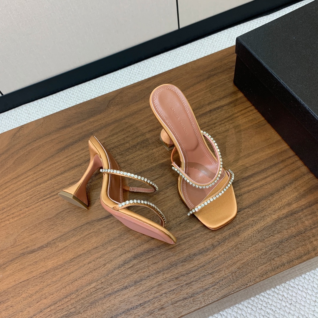【Amina Muaddi】 钻链拖鞋、凉鞋。优雅风格，创造不一样的感觉。羊皮垫脚，注塑真皮大底。跟高1
