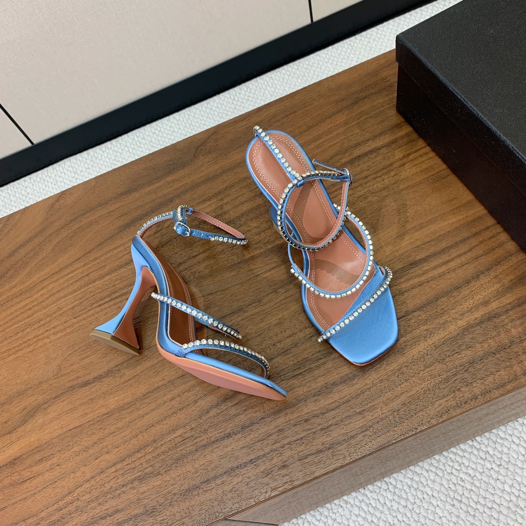 【Amina Muaddi】 钻链拖鞋、凉鞋。优雅风格，创造不一样的感觉。羊皮垫脚，注塑真皮大底。跟高1