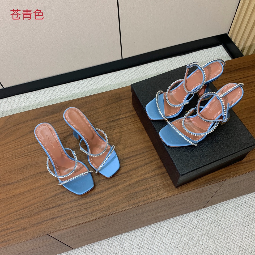 【Amina Muaddi】 钻链拖鞋、凉鞋。优雅风格，创造不一样的感觉。羊皮垫脚，注塑真皮大底。跟高1