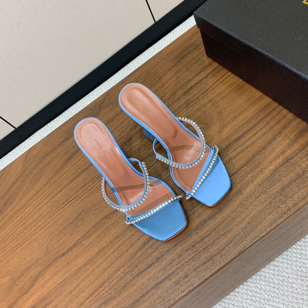 【Amina Muaddi】 钻链拖鞋、凉鞋。优雅风格，创造不一样的感觉。羊皮垫脚，注塑真皮大底。跟高1
