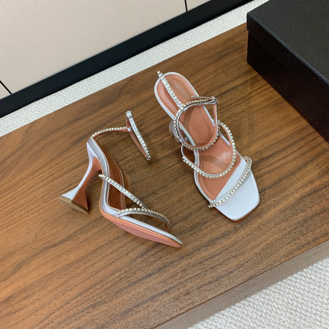 【Amina Muaddi】 钻链拖鞋、凉鞋。优雅风格，创造不一样的感觉。羊皮垫脚，注塑真皮大底。跟高1