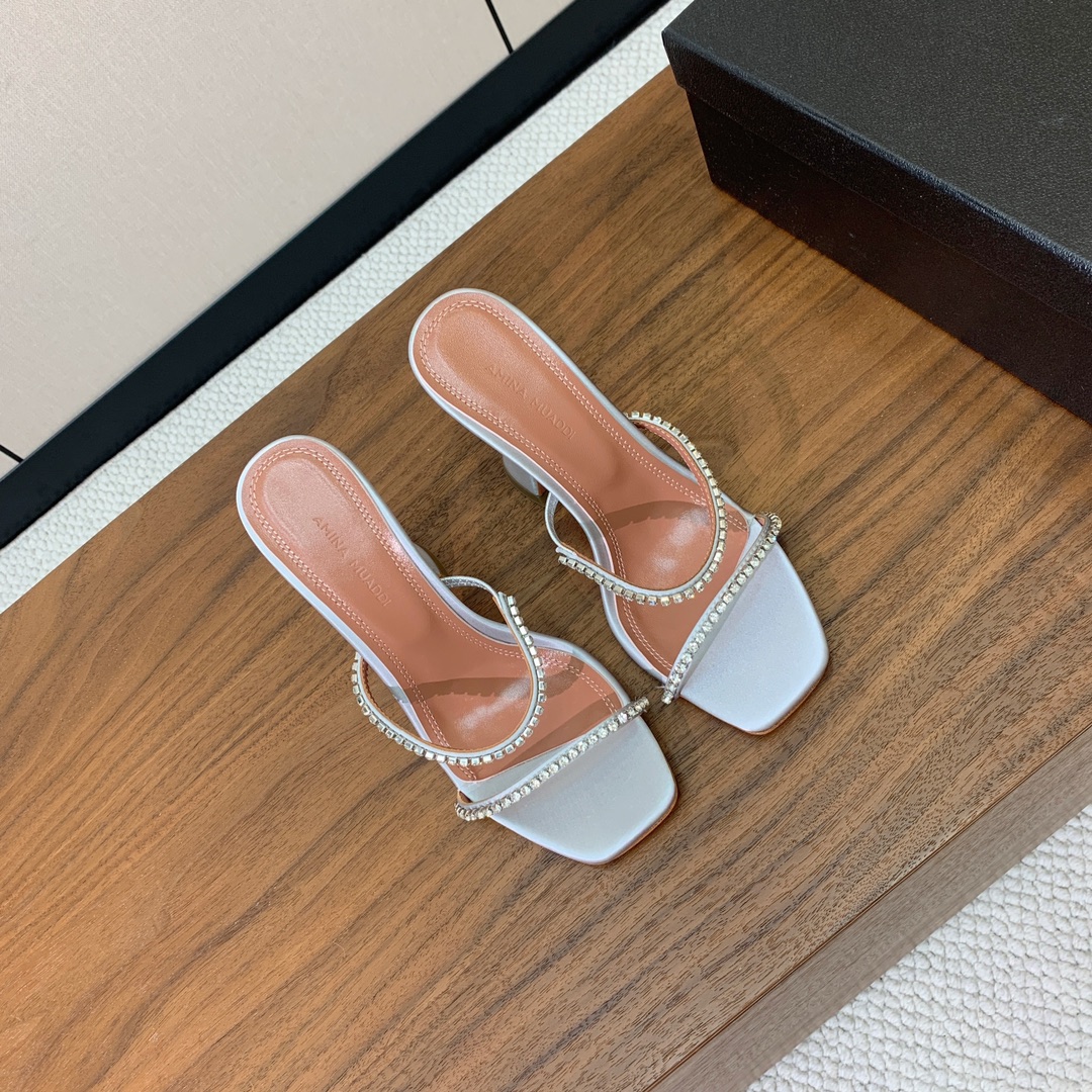 【Amina Muaddi】 钻链拖鞋、凉鞋。优雅风格，创造不一样的感觉。羊皮垫脚，注塑真皮大底。跟高1