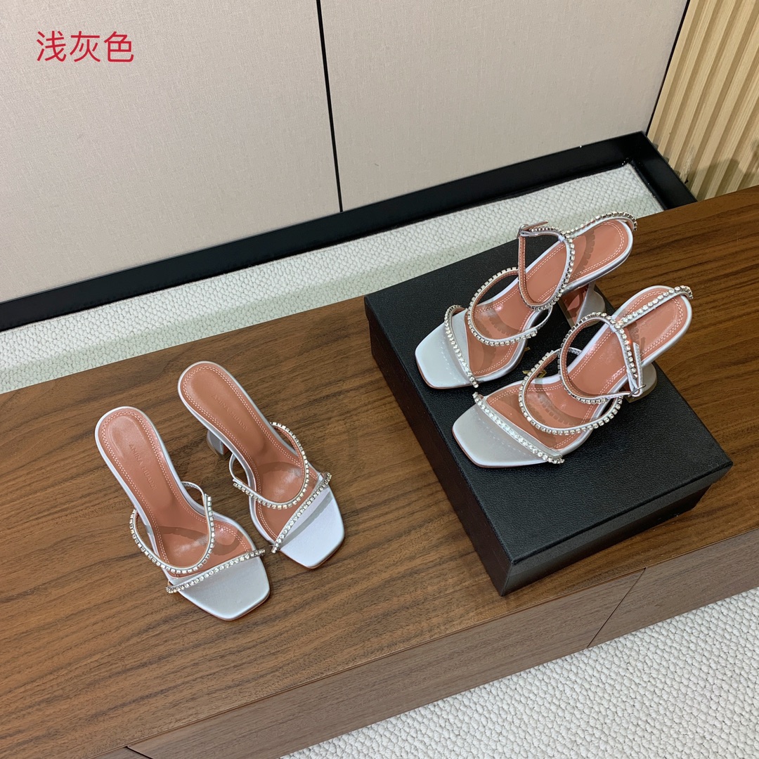 【Amina Muaddi】 钻链拖鞋、凉鞋。优雅风格，创造不一样的感觉。羊皮垫脚，注塑真皮大底。跟高1