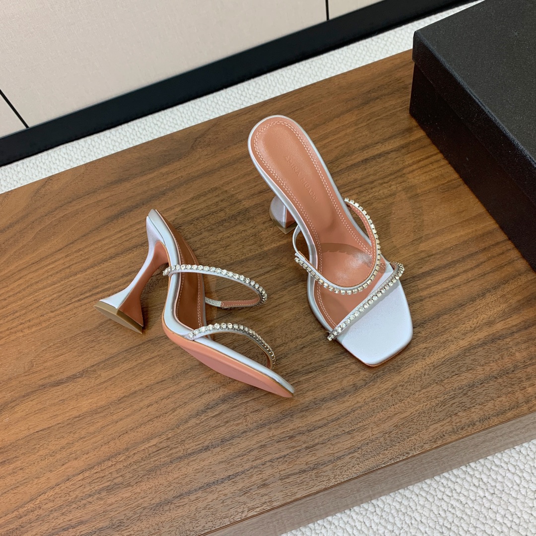 【Amina Muaddi】 钻链拖鞋、凉鞋。优雅风格，创造不一样的感觉。羊皮垫脚，注塑真皮大底。跟高1