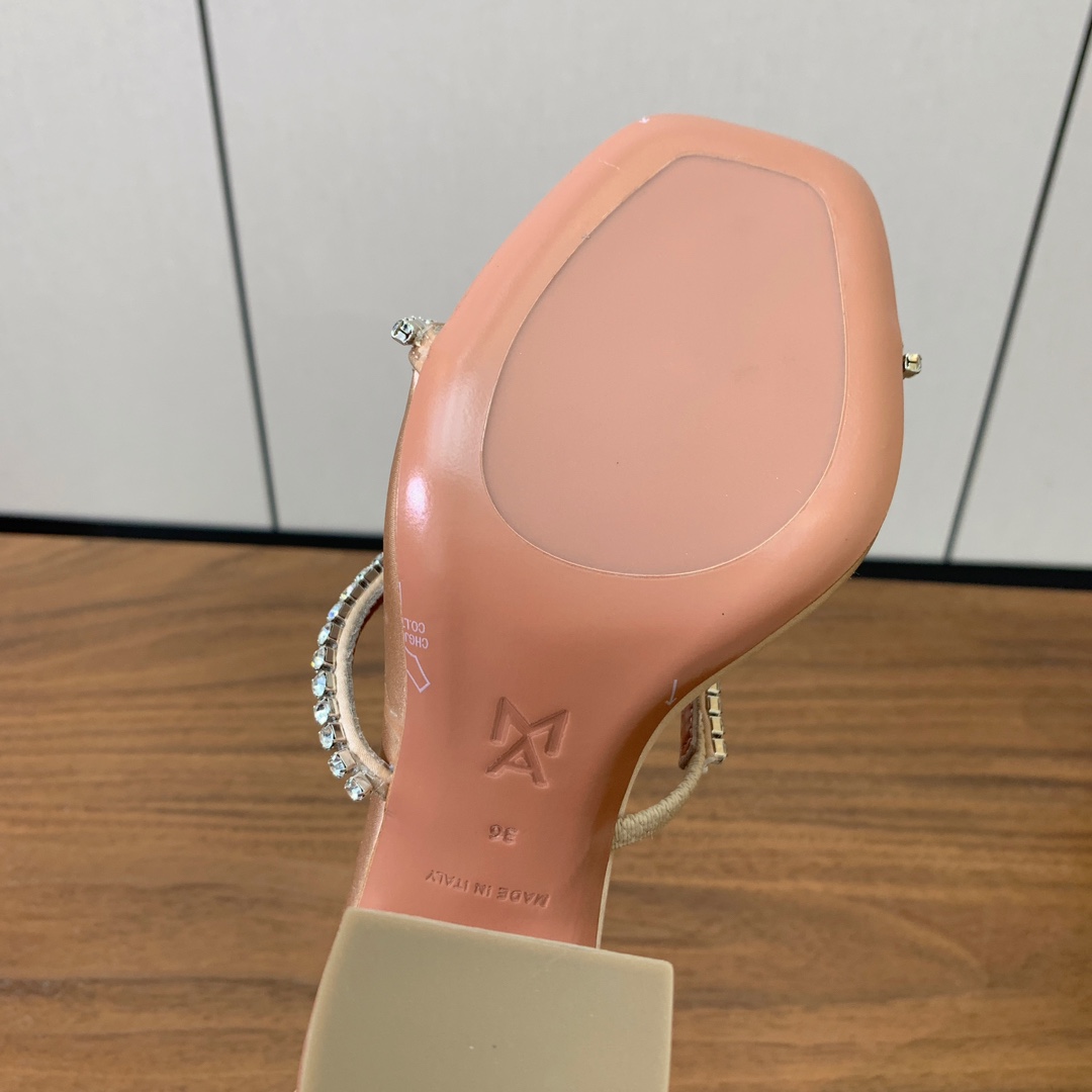【Amina Muaddi】 钻链拖鞋、凉鞋。优雅风格，创造不一样的感觉。羊皮垫脚，注塑真皮大底。跟高1