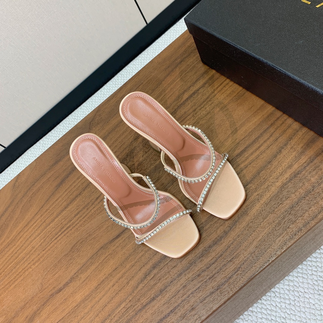 【Amina Muaddi】 钻链拖鞋、凉鞋。优雅风格，创造不一样的感觉。羊皮垫脚，注塑真皮大底。跟高1