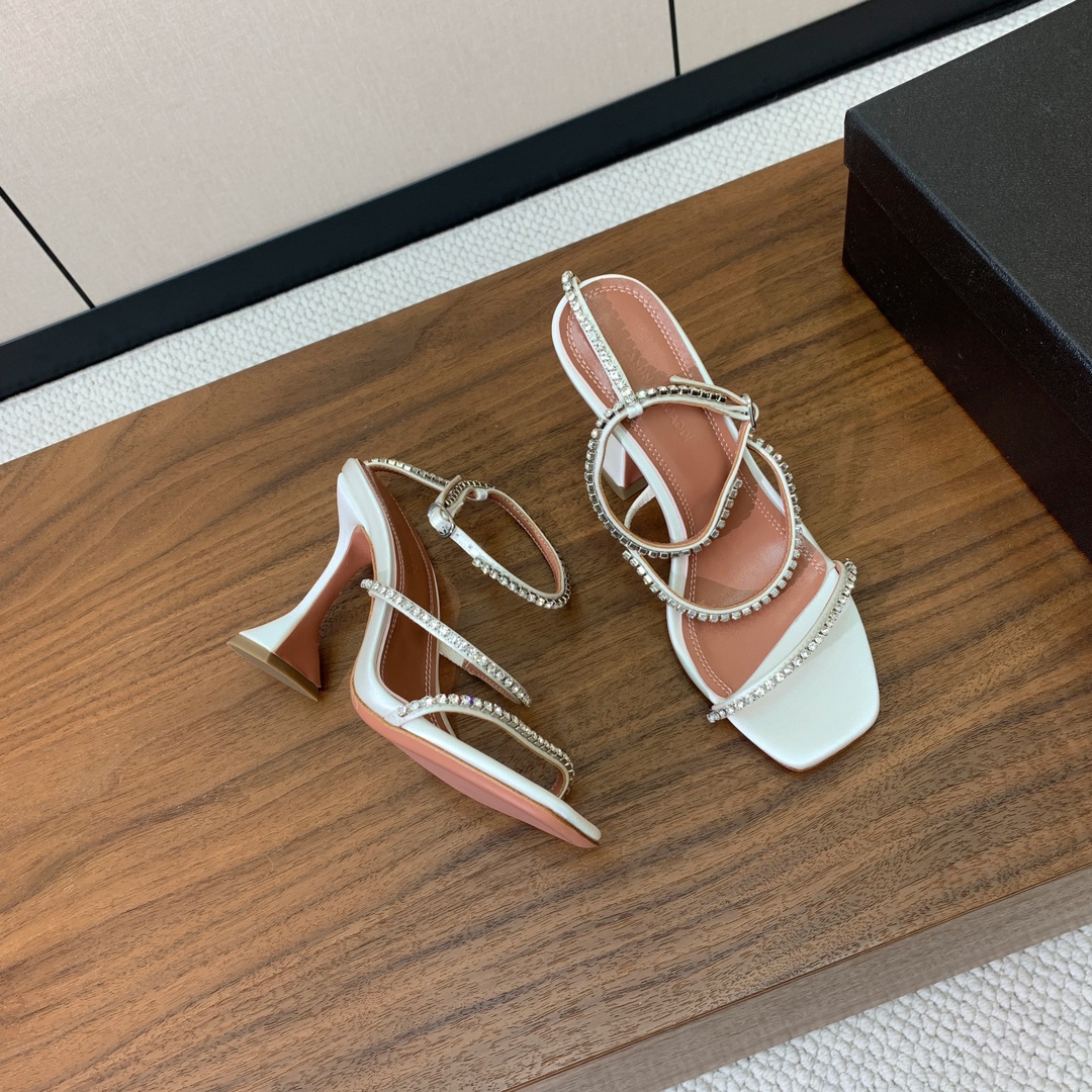 【Amina Muaddi】 钻链拖鞋、凉鞋。优雅风格，创造不一样的感觉。羊皮垫脚，注塑真皮大底。跟高1