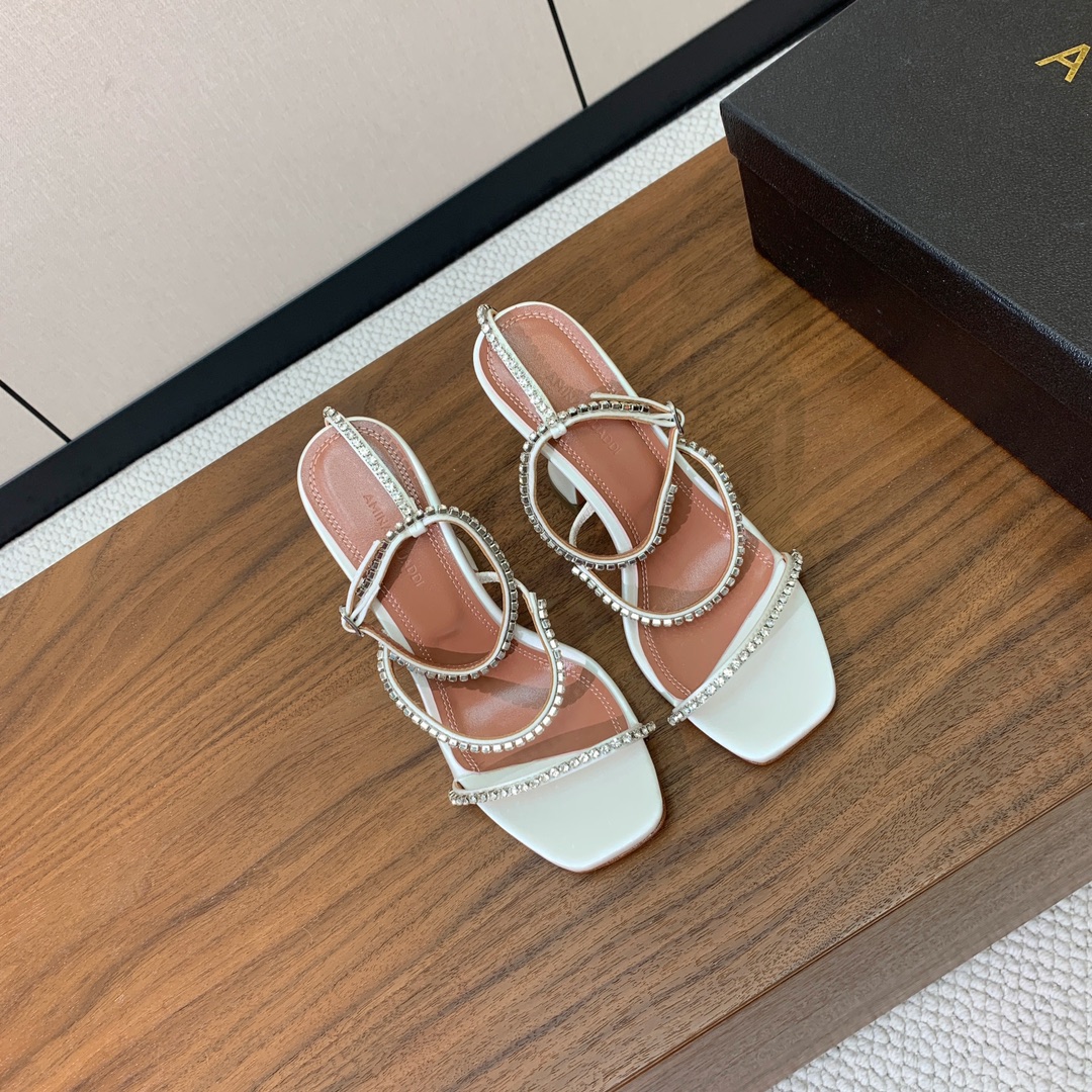 【Amina Muaddi】 钻链拖鞋、凉鞋。优雅风格，创造不一样的感觉。羊皮垫脚，注塑真皮大底。跟高1