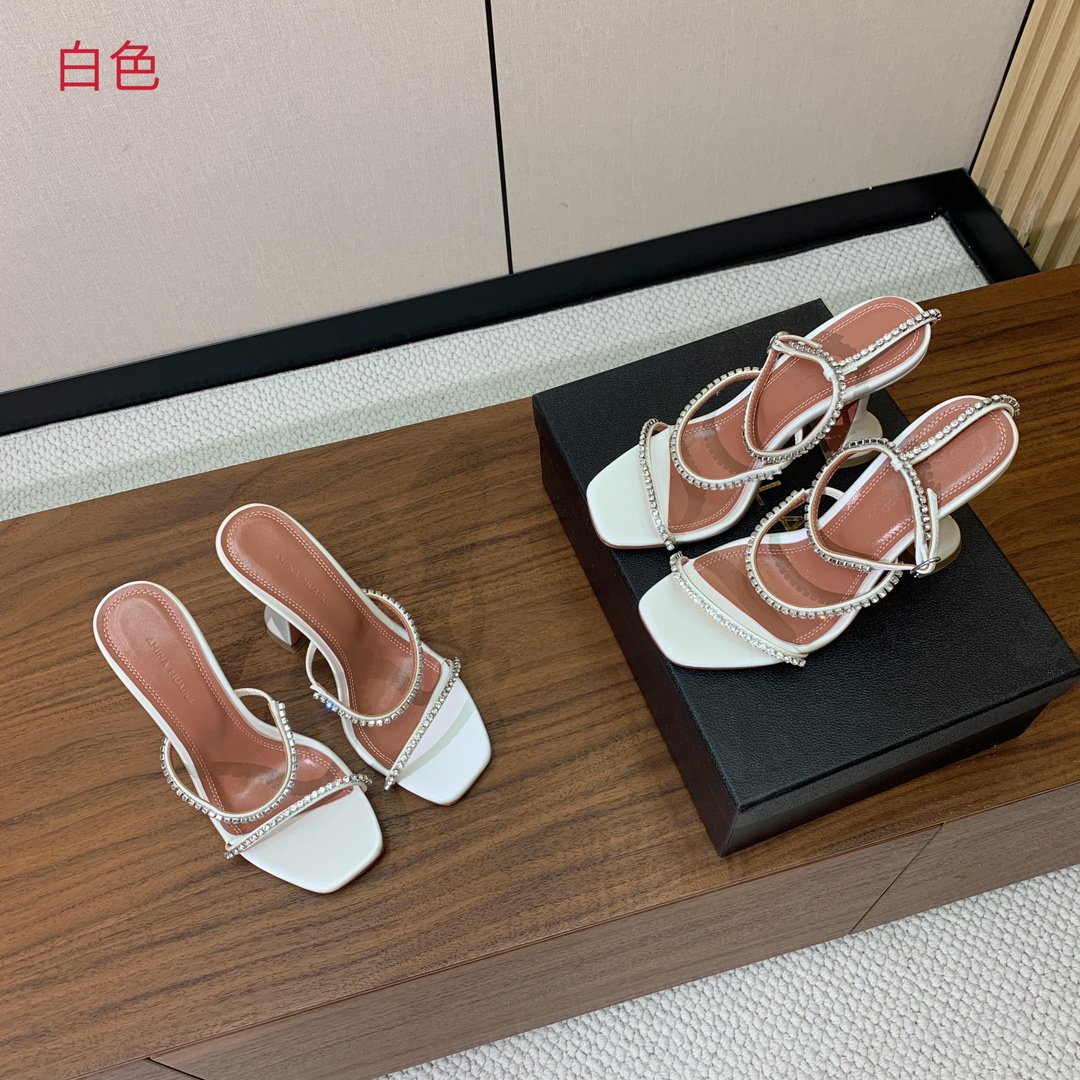【Amina Muaddi】 钻链拖鞋、凉鞋。优雅风格，创造不一样的感觉。羊皮垫脚，注塑真皮大底。跟高1