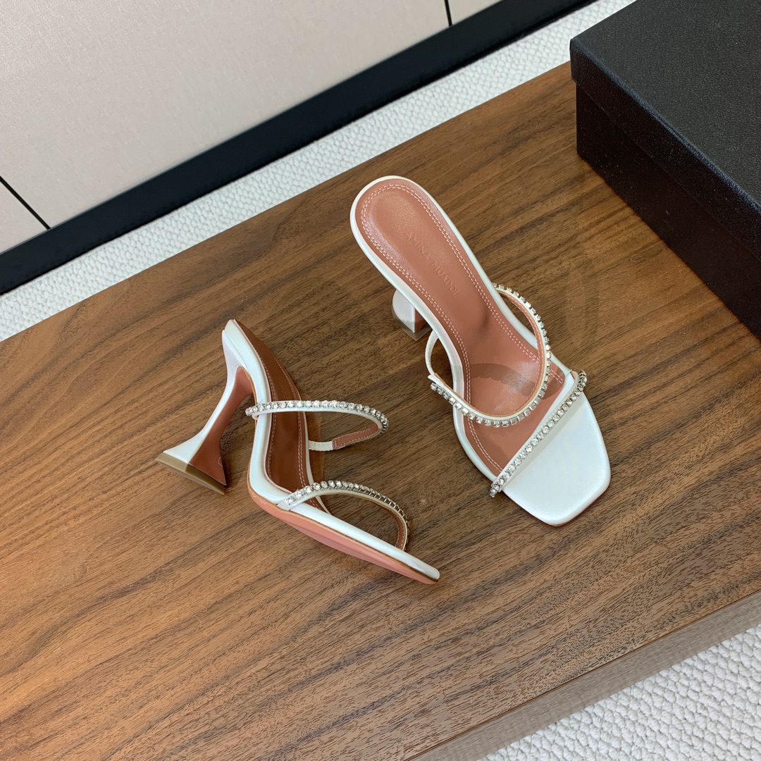 【Amina Muaddi】 钻链拖鞋、凉鞋。优雅风格，创造不一样的感觉。羊皮垫脚，注塑真皮大底。跟高1