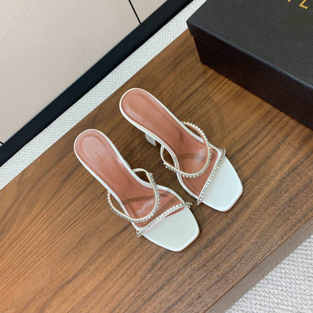 【Amina Muaddi】 钻链拖鞋、凉鞋。优雅风格，创造不一样的感觉。羊皮垫脚，注塑真皮大底。跟高1