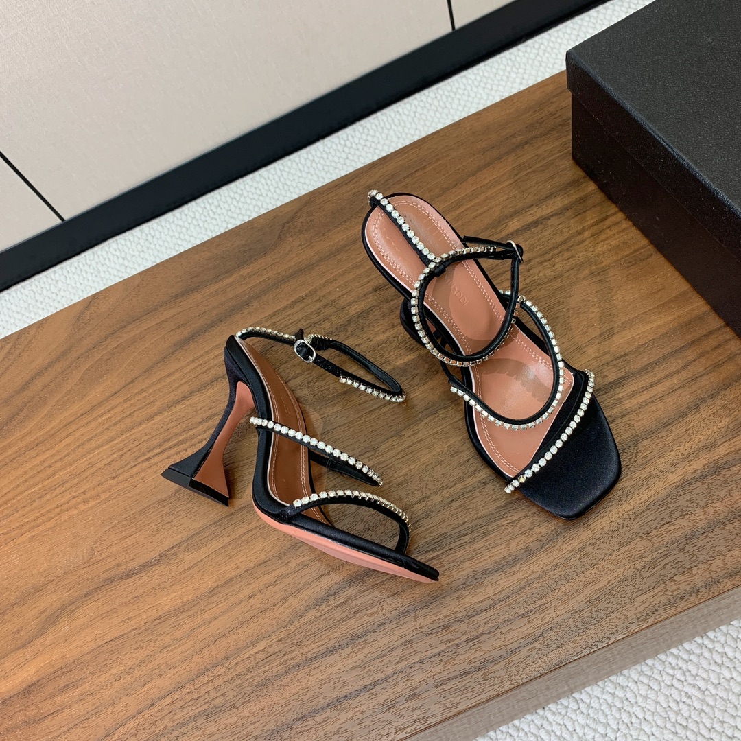 【Amina Muaddi】 钻链拖鞋、凉鞋。优雅风格，创造不一样的感觉。羊皮垫脚，注塑真皮大底。跟高1