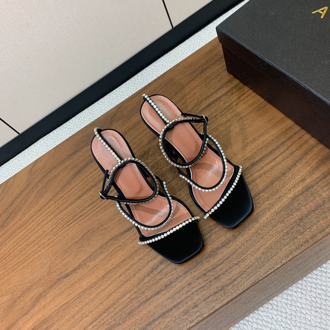 【Amina Muaddi】 钻链拖鞋、凉鞋。优雅风格，创造不一样的感觉。羊皮垫脚，注塑真皮大底。跟高1