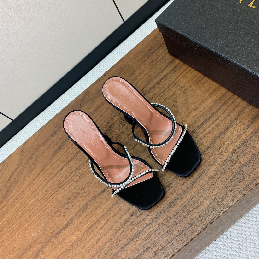 【Amina Muaddi】 钻链拖鞋、凉鞋。优雅风格，创造不一样的感觉。羊皮垫脚，注塑真皮大底。跟高1