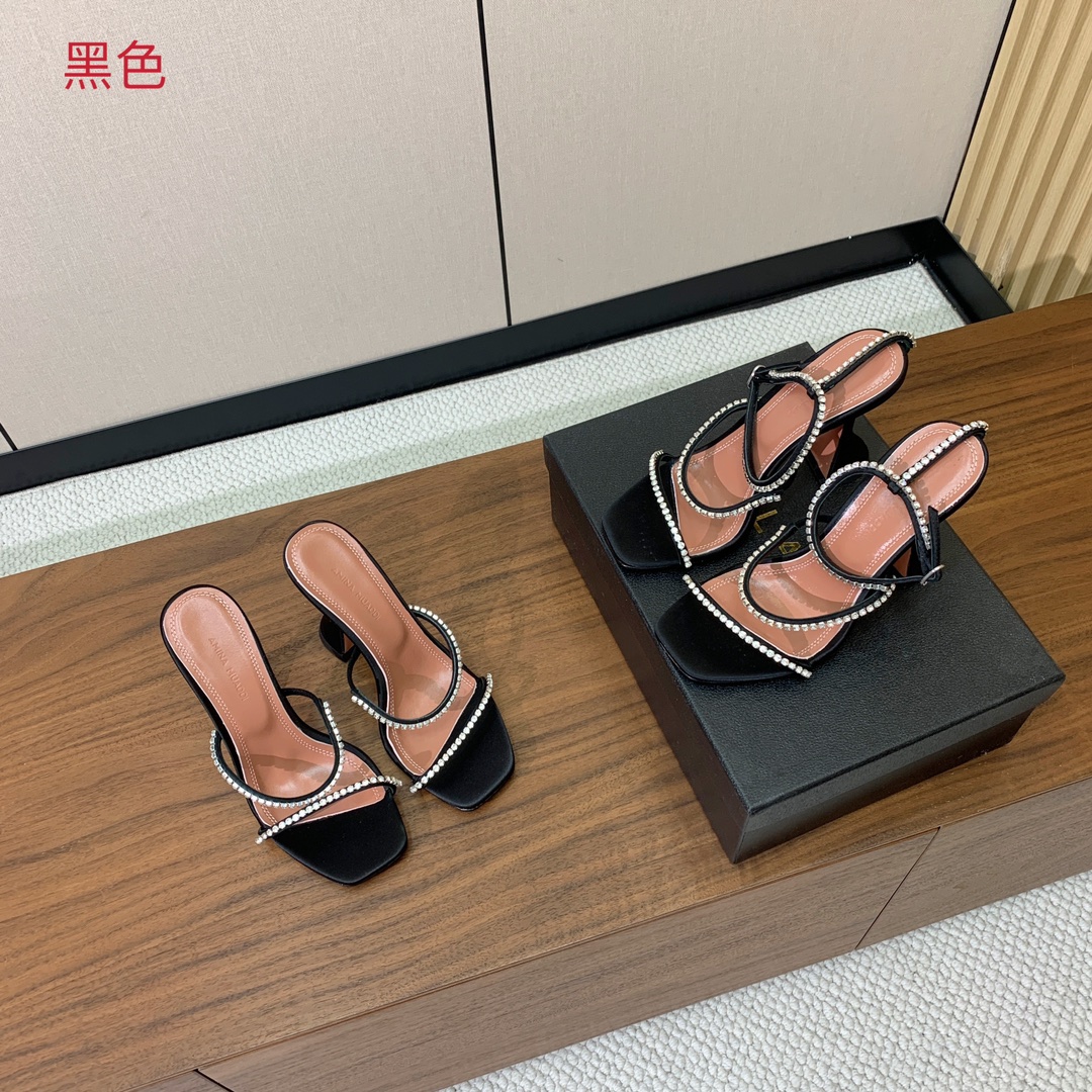 【Amina Muaddi】 钻链拖鞋、凉鞋。优雅风格，创造不一样的感觉。羊皮垫脚，注塑真皮大底。跟高1