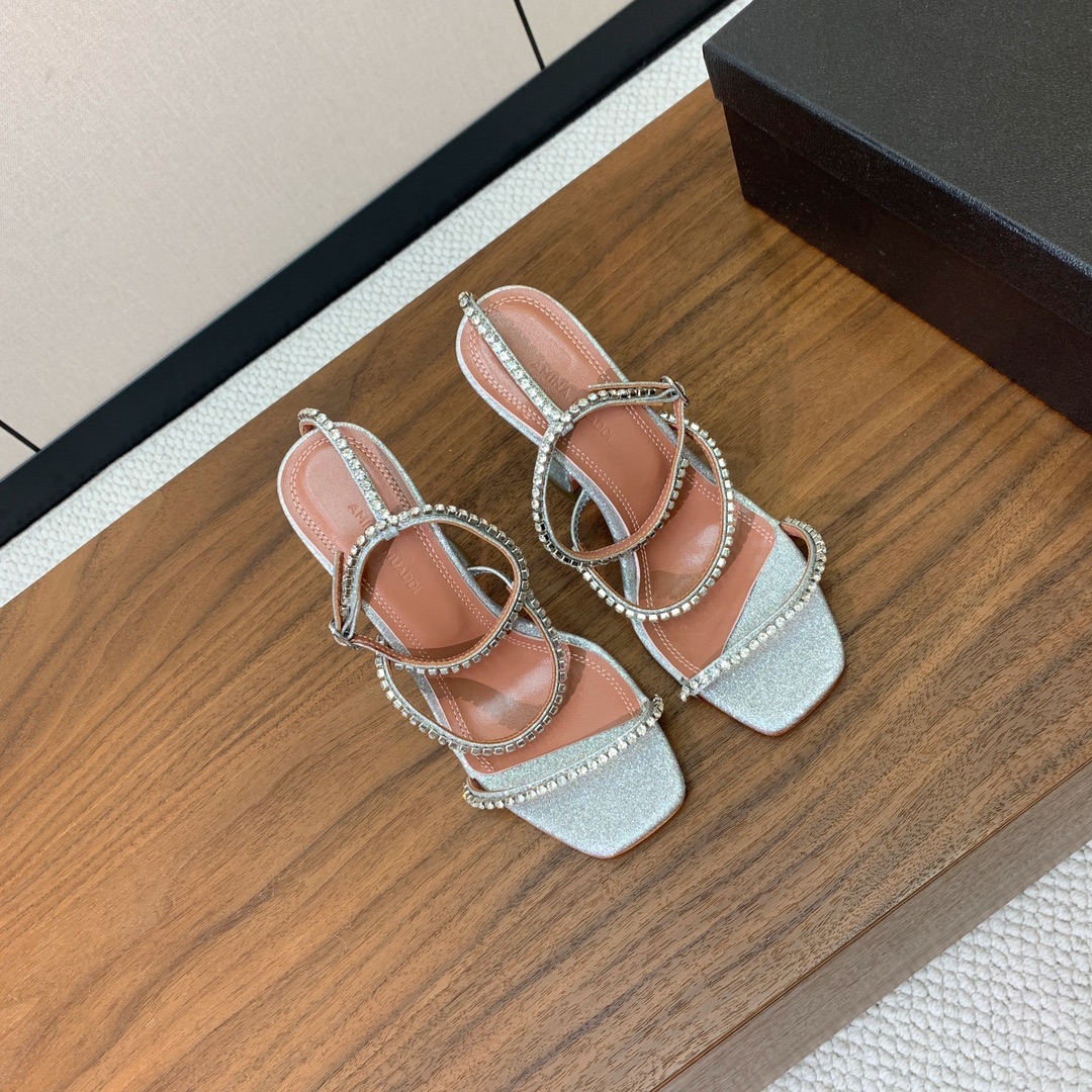 【Amina Muaddi】 钻链拖鞋、凉鞋。优雅风格，创造不一样的感觉。羊皮垫脚，注塑真皮大底。跟高1