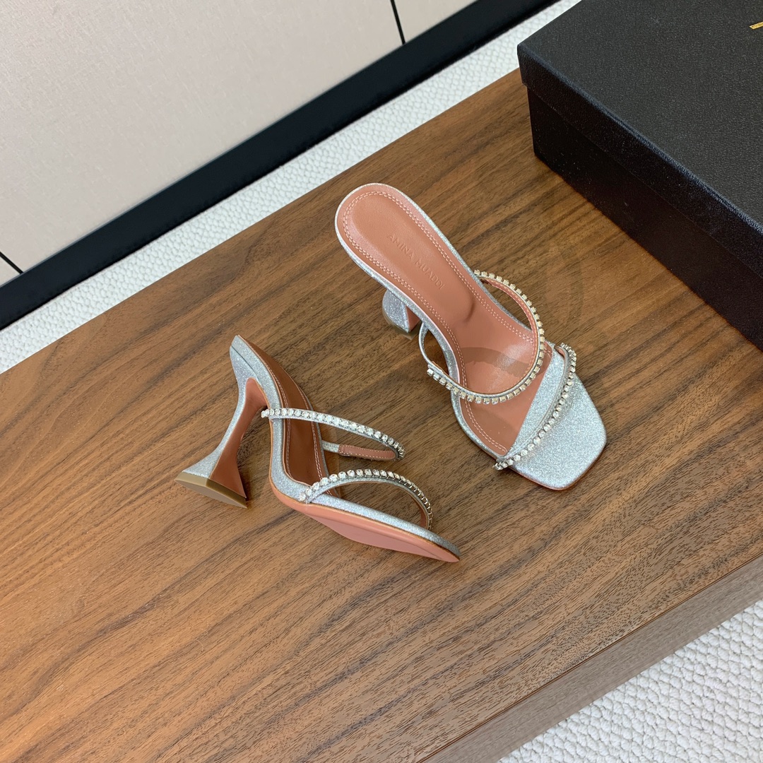 【Amina Muaddi】 钻链拖鞋、凉鞋。优雅风格，创造不一样的感觉。羊皮垫脚，注塑真皮大底。跟高1